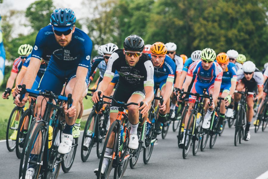 Grupo de ciclistas realizando un entrenamiento grupal