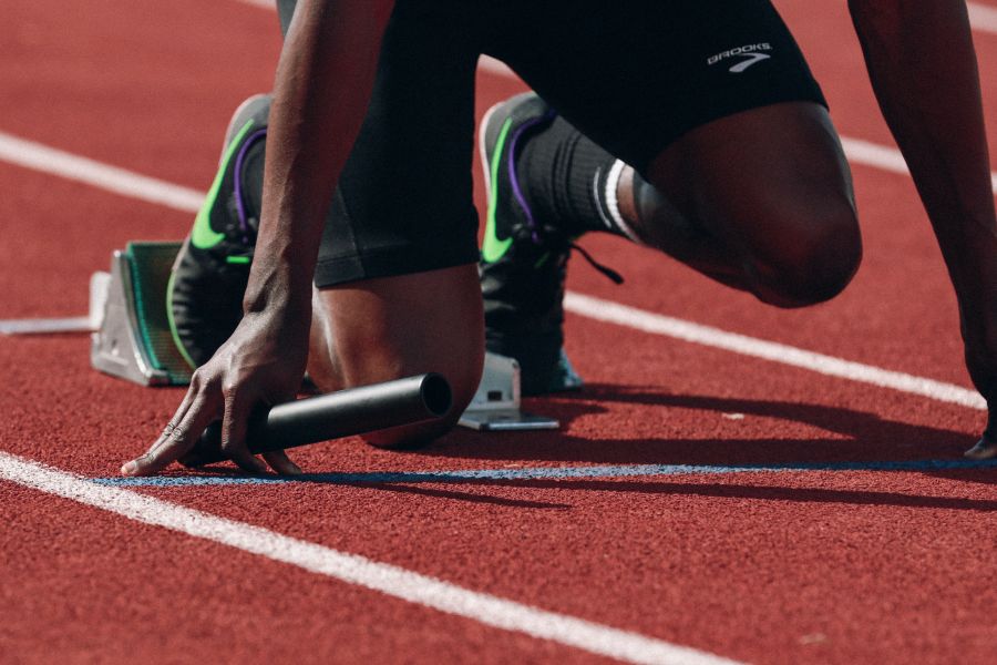 Fotografía de un deportista a punto de realizar una salida de atletismo